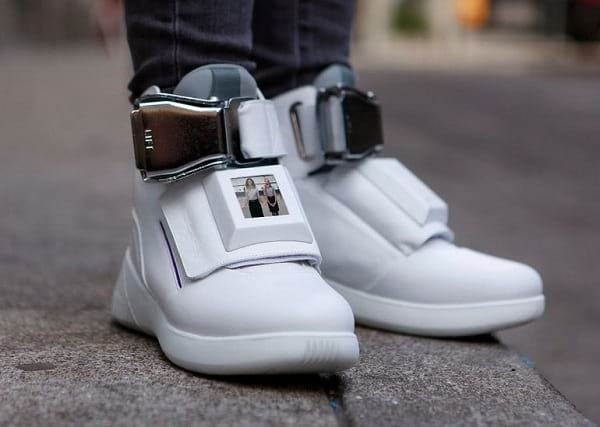 t کفشی که با آن می توانید تلفن همراه خود را شارژ کنید